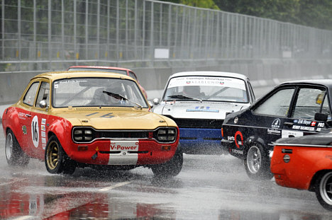 Søndag delte Michel Nykjær en Ford Escort RS 1600 sammen med bilens ejer Poul Erik Jensen, som her ses ved rattet i det ene løb, som måtte afbrydes to gange på grund af uheld på den regnvåde bane.